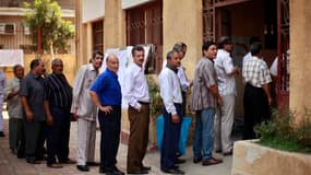 File d'attente devant un bureau de vote du Caire. Qu'elle soit favorable à Ahmed Chafik, dernier chef du gouvernement d'Hosni Moubarak, ou à Mohamed Morsi, candidat des Frères musulmans, l'issue du second tour de l'élection présidentielle qui s'achève ce