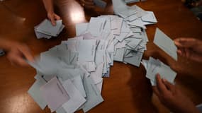 Des bulletins sont en train d'être dépouillés, lors du second tour de l'élection présidentielle, dimanche 24 avril 2022 à La Possession, sur l'île de La Réunion