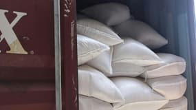 Des sacs de cocaïne saisis par les douanes françaises dans un conteneur au port de Dunkerque, le 8 août 2020