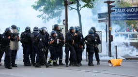 Des CRS sur les Champs Elysés lors des violences en marge des célébrations de la victoire du PSG en Ligue des champions, le 1er juin 2025