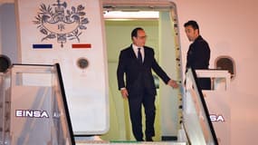François Hollande à sa descente d'avion dimanche soir à Cuba, lundi matin, heure française