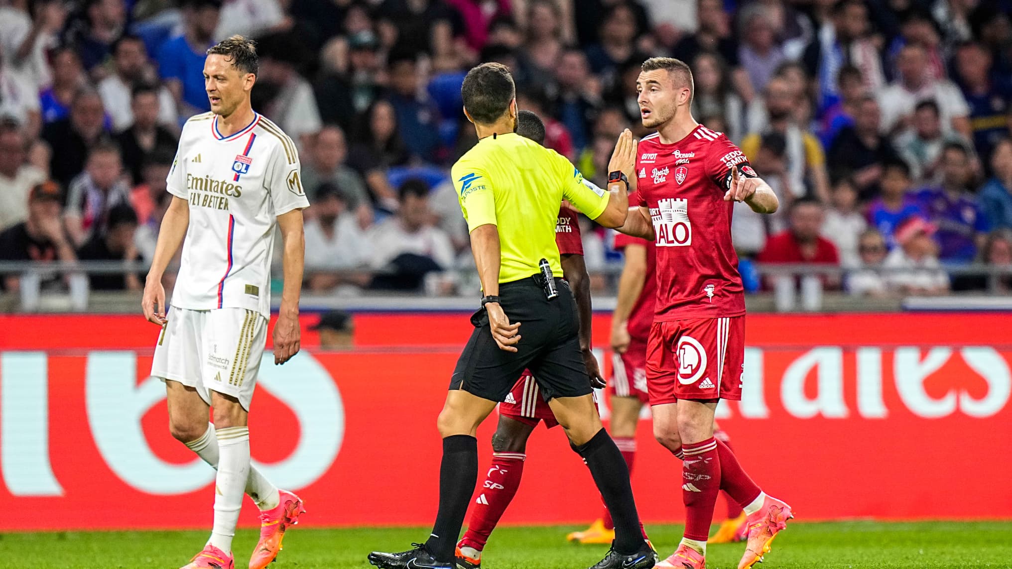 pas de penalty brestois, pas de rouge pour Caqueret... des décisions arbitrales qui font polémique thumbnail