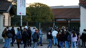 Des élèves du collège du  Bois d'Aulne à Conflans-Sainte-Honorine (Yvelines) entrent en cours, le 3 novembre 2020