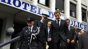 Lors de la visite de Nicolas Sarkozy à l'hôtel de police de Grenoble, samedi dernier. Le président et ses principaux lieutenants poursuivent depuis cette date leur offensive sécuritaire mais l'opposition refuse de se laisser imposer son agenda. Le PS juge