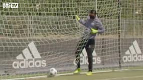 Keylor Navas arrête un pénalty avec les yeux bandés