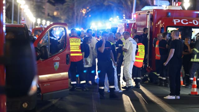 Des agents de police, des pompiers et des secouristes, le 15 juillet 2016, sur la Promenade des Anglais de Nice, où un homme a fait au moins 84 morts en fonçant sur la foule pendant les festivités du 14 juillet.