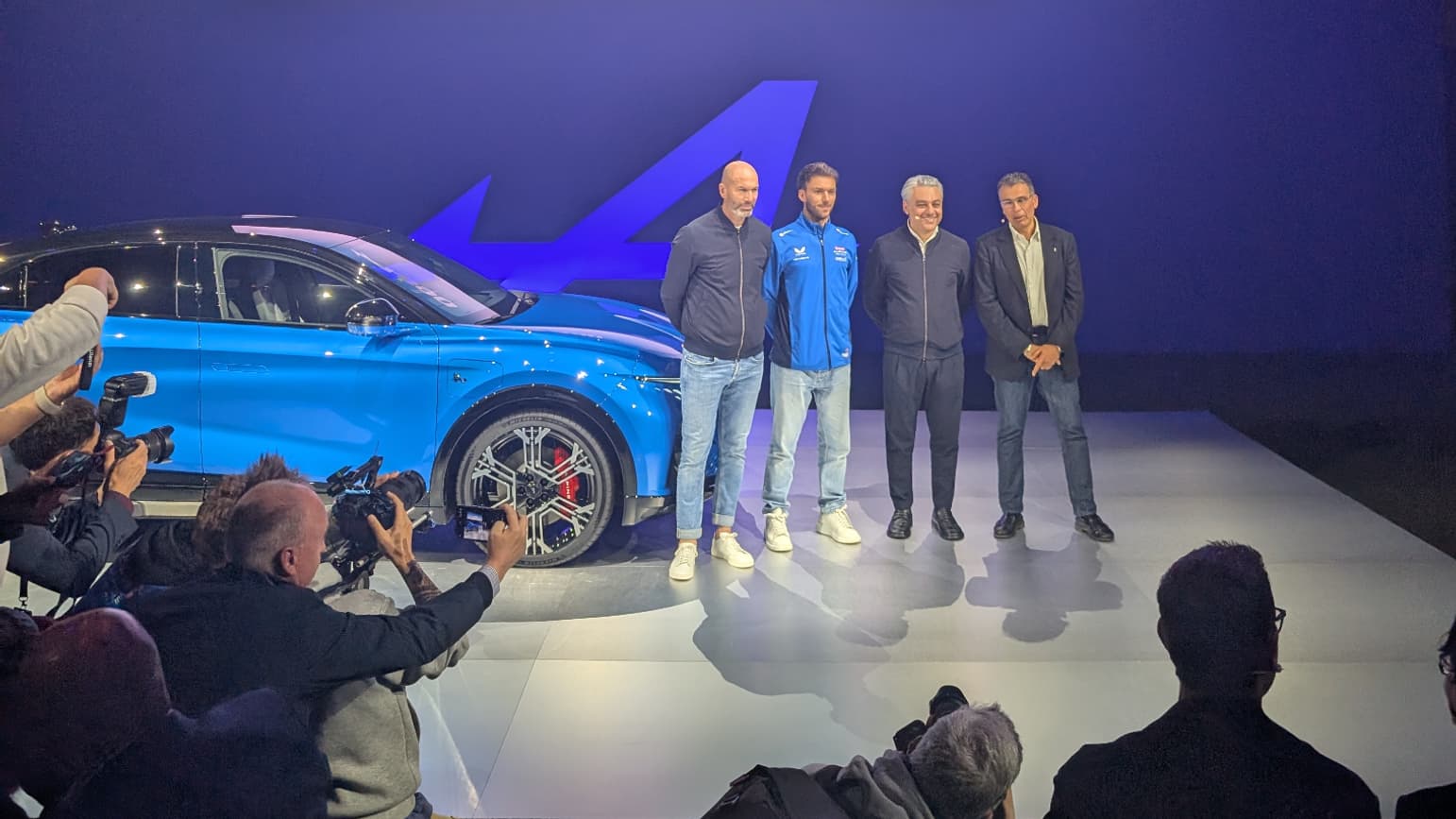 Aux côtés de l'A390 qui venait d'être dévoilé à Dieppe ce mardi 27 mai 2025, de gauche à droite, le footballeur Zinédine Zidane, le pilote de F1 Pierre Gasly, le patron du groupe Renault Luca de Meo et le patron d'Alpine Philippe Krief.