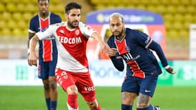 Neymar devant Cesc Fabregas lors du match Monaco-PSG, le 20 novembre 2020