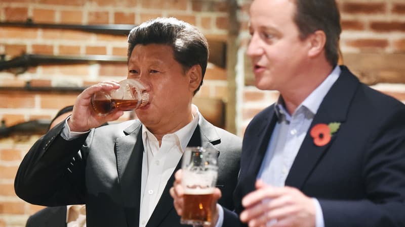 Xi Jinping et David Cameron boivent une bière ensemble.