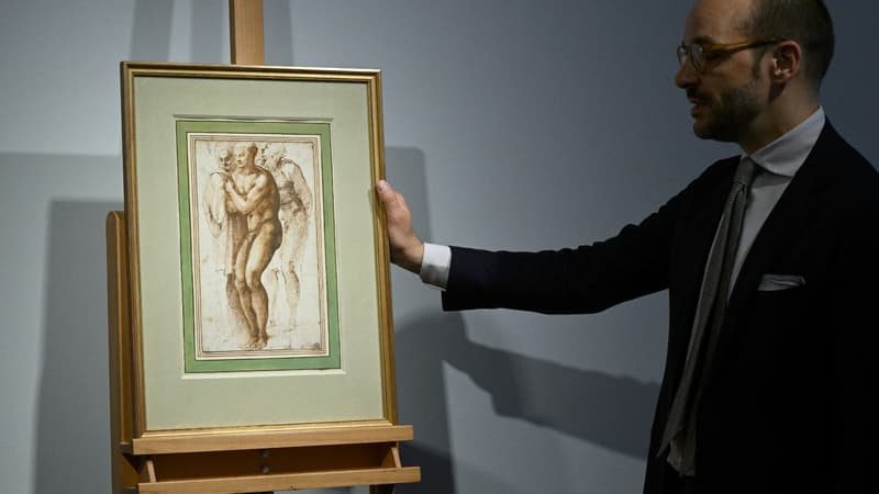 Dessin nouvellement attribué de l'artiste italien Michel-Ange représentant un jeune homme nu entouré de deux personnages, à Paris le 7 avril 2022.
