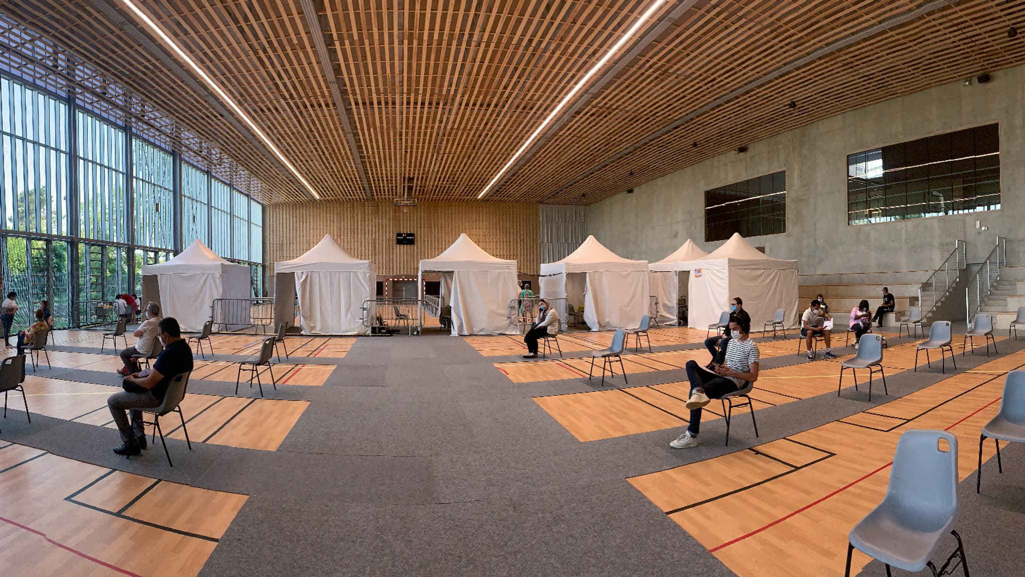 Salle d'attente du centre de vaccination de Romainville (Seine-Saint-Denis), le 8 juin 2021 Salle d'attente du centre de vaccination de Romainville (Seine-Saint-Denis), le 8 juin 2021