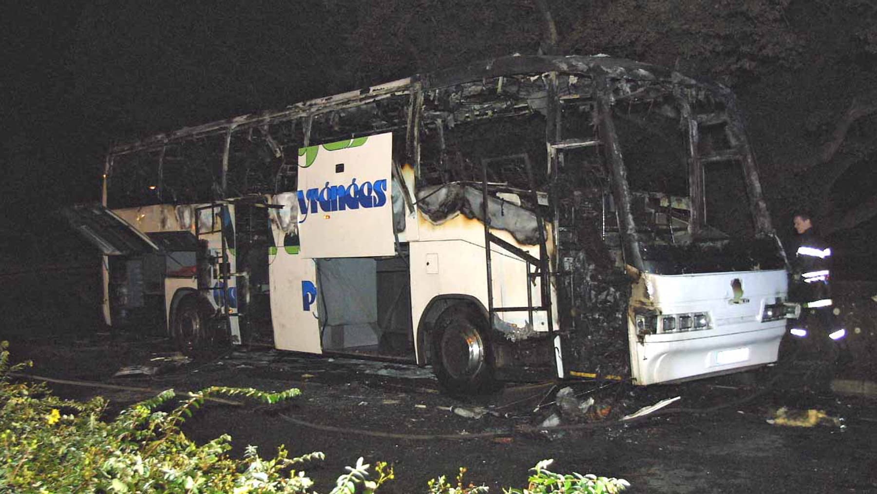 Un bus incendié le 7 novembre 2005 à Bayonne (Pyrénées-Atlantiques)