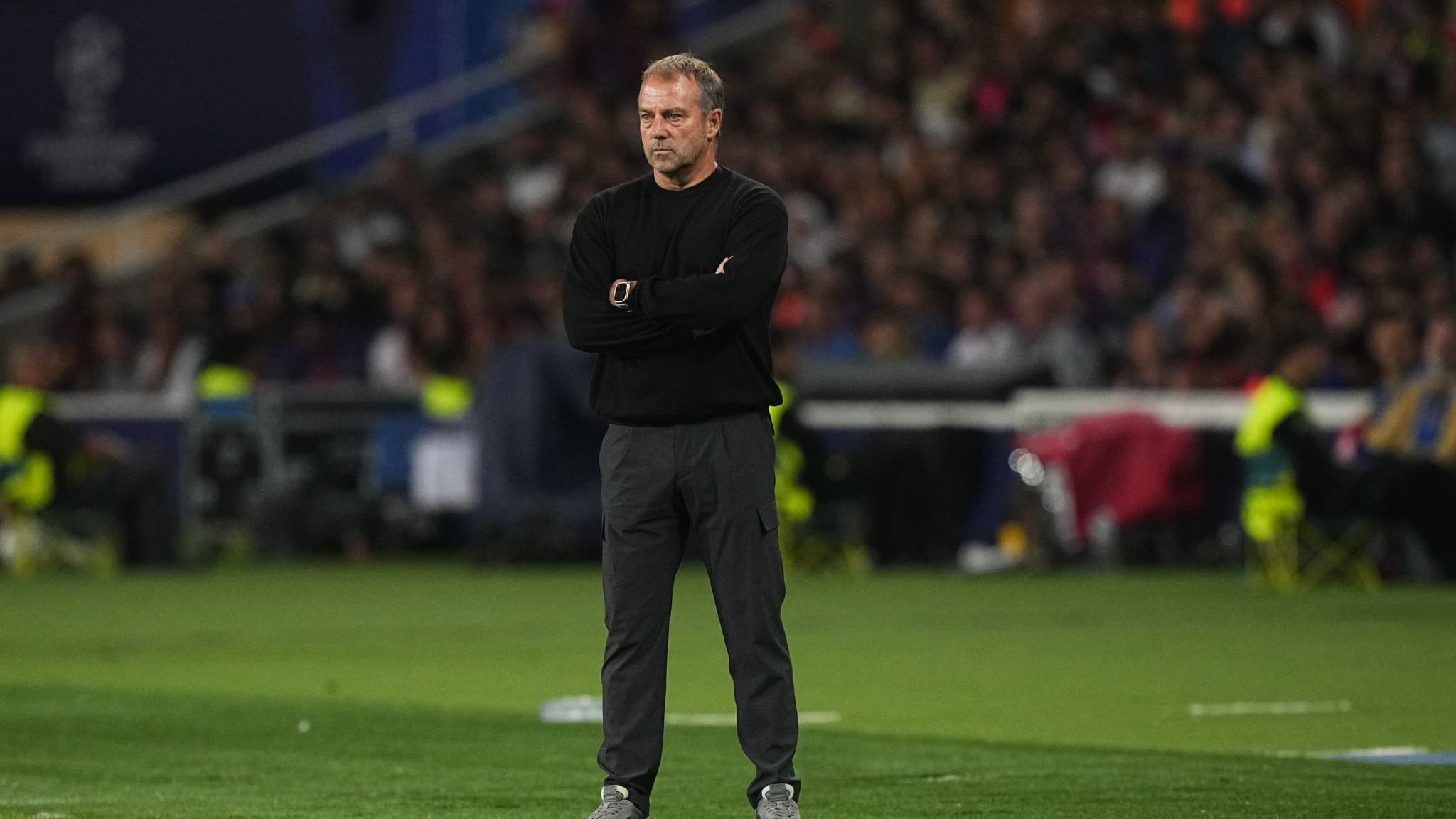 "ILS ONT MÉRITÉ DE GAGNER", HANSI FLICK RECONNAÎT APPLAUDIT LE PSG "UN NIVEAU" AU-DESSUS DU BARÇA