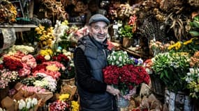 Un fleuriste pose à Paris le 27 novembre 2020. 