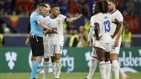 Kylian Mbappé et l'arbitre Michael Oliver à la fin du match de Ligue des nations France-Espagne - le 05/06/2025