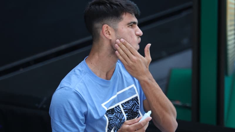 Le joueur de tennis Carlos Alcaraz s'applique de la crème solaire pendant l'Open de tennis de Melbourne (Australie), en janvier 2024. (Illustration)