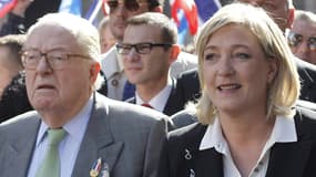 Jean-Marie Le Pen et sa fille Marine, le 1er mai 2012 à Paris.