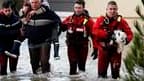 Evacuation des habitants d'une maison inondée à A L'Aiguillon sur Mer, en Vendée. Au moins quinze personnes ont trouvé la mort samedi et dimanche lors du passage de la tempête Xynthia, qui a provoqué de très importants dégâts matériels sur la façade atlan