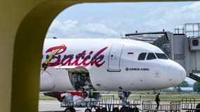 Des ouvriers déchargent les bagages d'un avion de la compagnie aérienne Batik Air à l'aéroport international Sultan Iskandar Muda de Blang Bintang, dans la province d'Aceh en Indonésie, le 3 octobre 2022 (photo d'illustration).