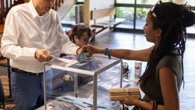 Un électeur vote lors du premier tour des élections législatives à Rémire-Montjoly (Guyane), le 29 juin 2024.