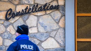 Un policier devant le bar le Constellation à Crans-Montana (Suisse), le 1er janvier 2026. 