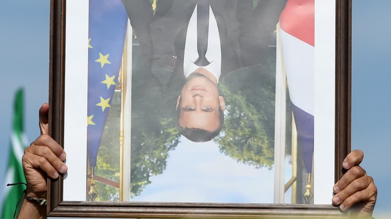 Un portrait d'Emmanuel Macron porté à l'envers au cours d'une marche pour le climat à Bayonne, le 21 septembre 2019 (illustration).