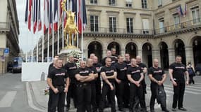 Des membres de Troisième Voie, et leur leader Serge Ayoub, lors d'une manifestation à Paris.