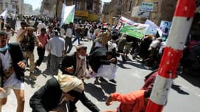 Manifestants hostiles au président Ali Abdallah Saleh prenant la fuite dimanche à Sanaa après que les forces de sécurité yéménites ont ouvert le feu pour disperser les protestataires, faisant au moins cinq morts. Après une récente accalmie, de nouvelles v