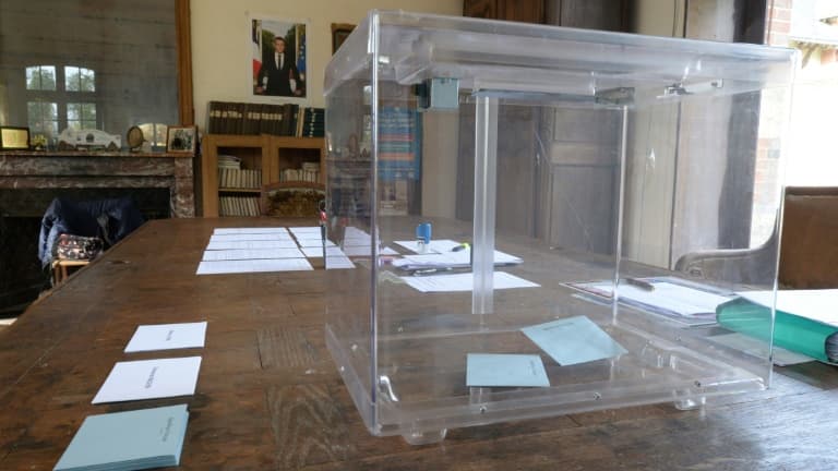 Une urne presque vide et un bureau de vote désert lors du deuxième tour de l'élection présidentielle, le 24 avril 2022 à Nauvay, dans la Sarthe