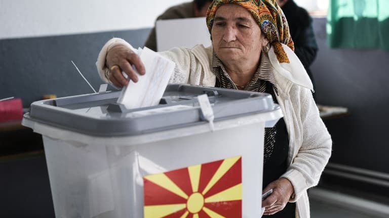 Une femme vote dans le village de Zajas ce dimanche, lors du référendum pour changer le nom de la Macédoine.