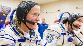 Karen Nyberg (à gauche) a souhaité montrer au mond eentier comment se laver les cheveux dans l'espace.