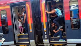 Des migrants dans un train stationné à Budapest, en partance pour l'Allemagne et l'Autriche, le 31 août 2015.