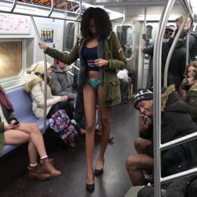Les New-Yorkais sans pantalon dans le métro pour le "No Pants Subway Ride"