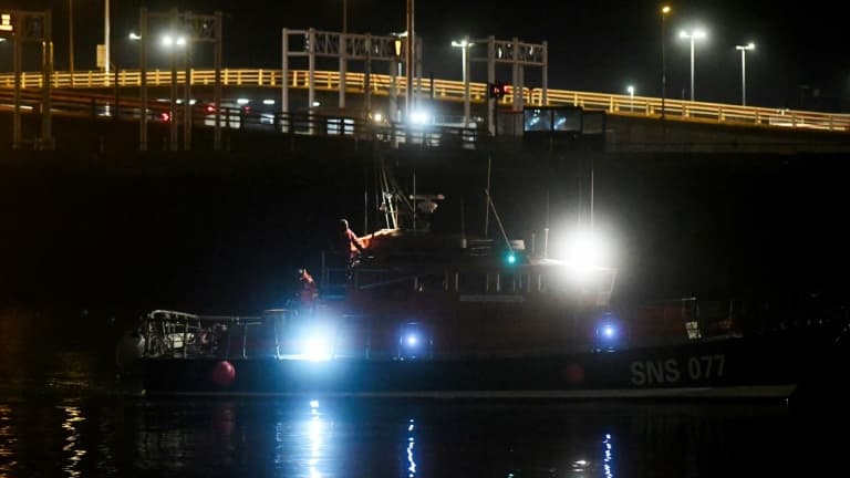 Un bateau de la SNSM transportant les corps des migrants morts en traversant la Manche, arrive au port de Calais, le 24 novembre 2021