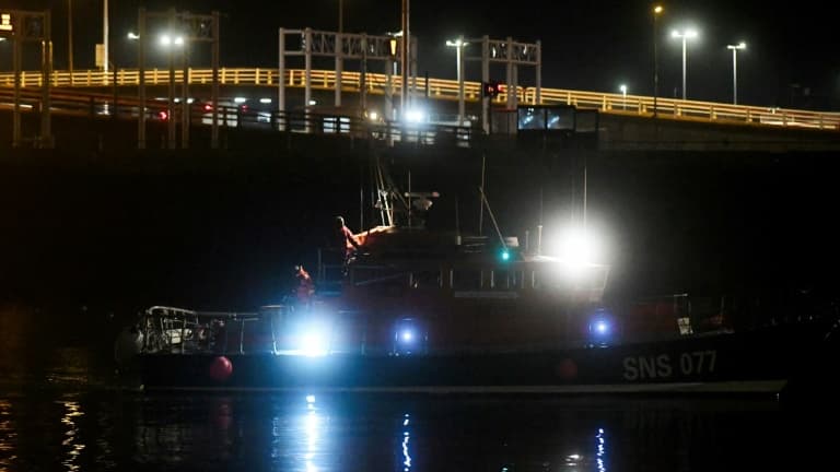 Un bateau de la SNSM transportant les corps des migrants morts en traversant la Manche, arrive au port de Calais, le 24 novembre 2021