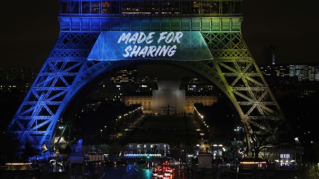 "Made for sharing", le slogan anglais de Paris 2024 projeté sur la Tour Eiffel. 
