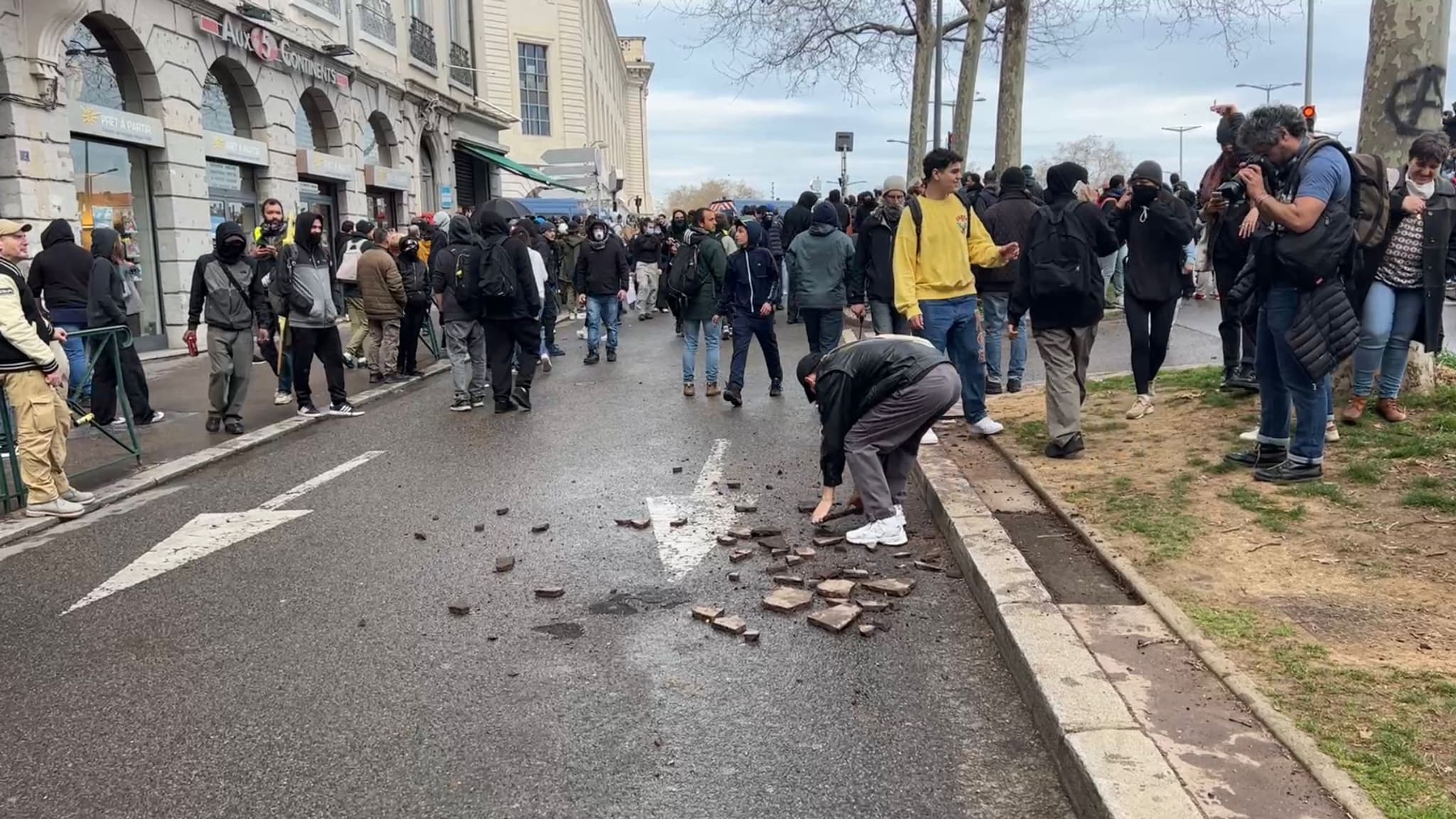Des tensions en marge de la manifestation contre la réforme des retraites à Lyon le 23 mars 2023.