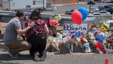 Des personnes se recueillent en hommage aux victimes de la tuerie d'El Paso, samedi 3 août 2019