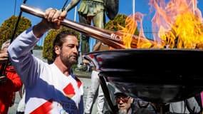Gerard Butler avec la flamme olympique, à Sparte (Grèce) le 13 mars 2020
