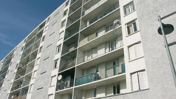 La fillette s'est jetée du cinquième étage de son immeuble, rue du 8 mai 1945, à Pierre-Bénite (Rhône).