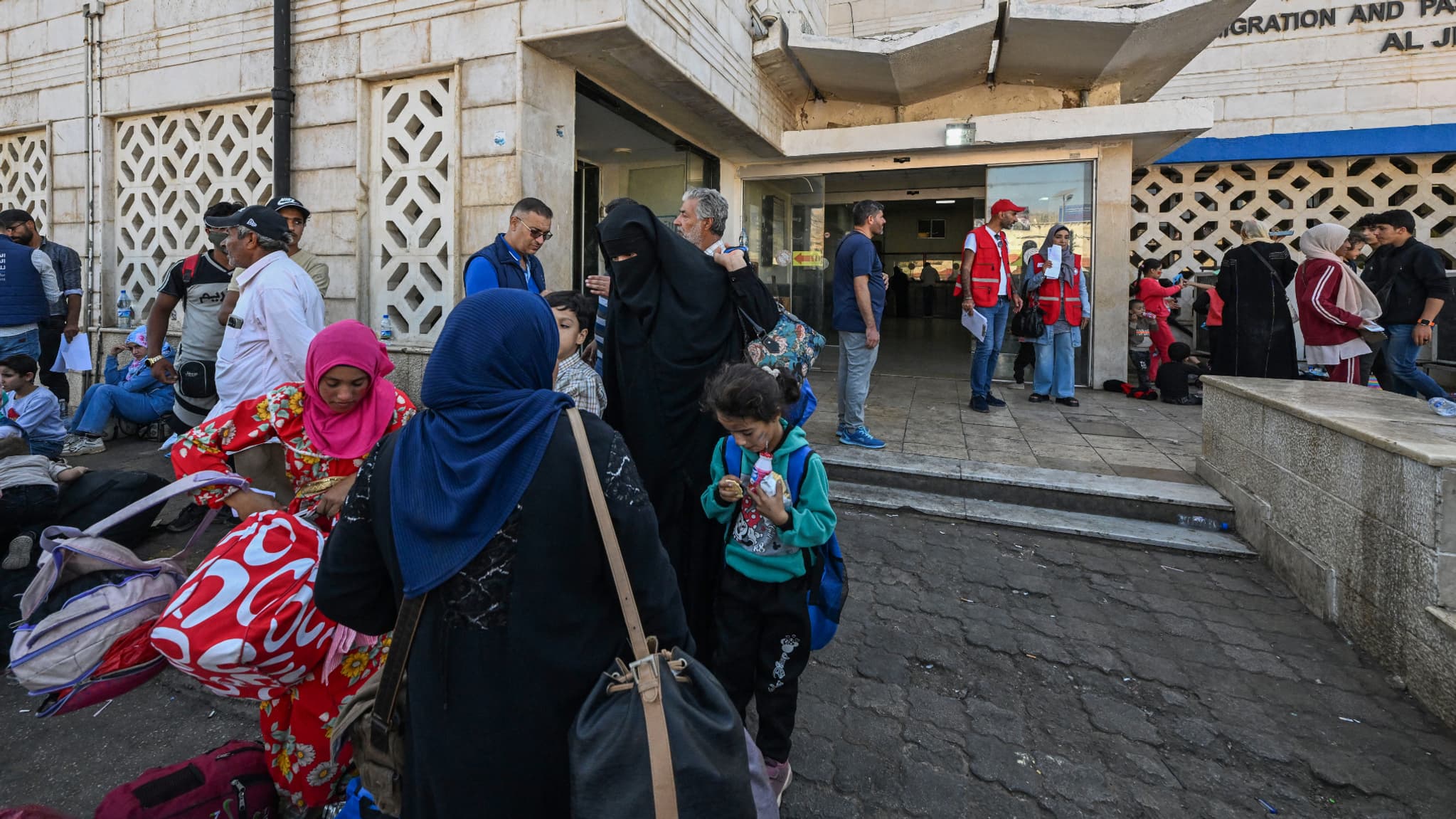 Des réfugiés à la frontière libano-syrienne, au sud-ouest de la Syrie, le lundi 7 octobre 2024.