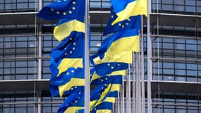 Les drapeaux de l'Union européenne et de l'Ukraine devant le Parlement européen à Strasbourg, le 24 février 2023