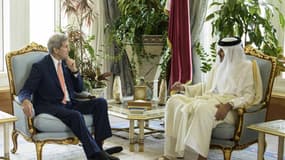 L'Emir Tamim bin Hamad al-Thani (droite) s'entretient avec le secrétaire d'Etat John Kerry au palais Diwan de Doha, le 3 août 2015