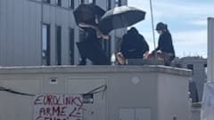 Certains manifestants arborent des drapeaux palestiniens. Certains manifestants arborent des drapeaux palestiniens.