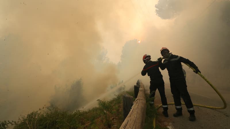 La priorité des pompiers est d'éviter la propagation du feu.