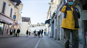 Un passant portant un masque à Courseulles-sur-Mer (Normandie) le 17 mars 2020.