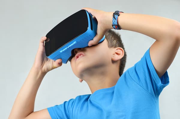 Virtual reality devices in the service of education 