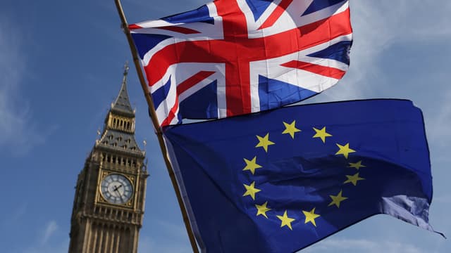 Les drapeaux britannique et européen près de Big Ben.