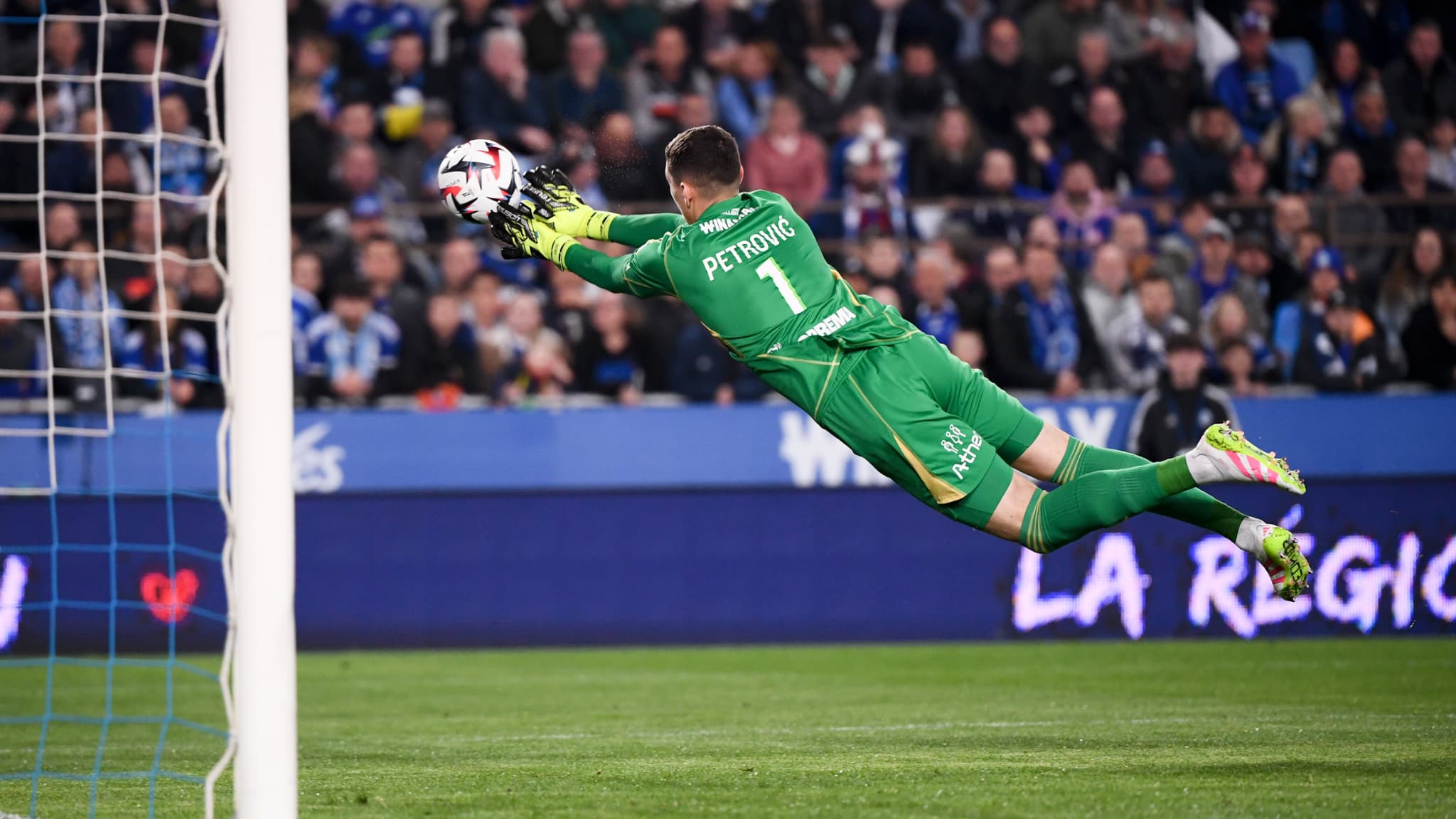Petrovic (Strasbourg) face à Lyon en Ligue 1, le 28 mars 2025. 