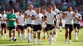 Les joueurs roumains défilant sur la pelouse du Matmut Atlantique Stadium de Bordeaux, après la correction infligée par les Irlandais, le 9 septembre 2023